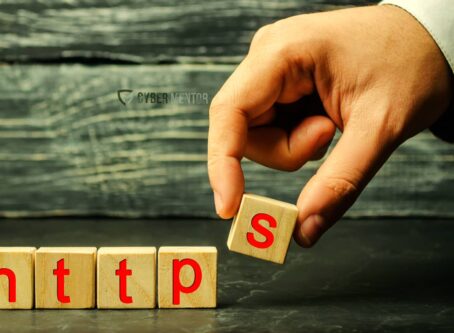 Mano colocando una pieza de madera con la letra "s" para completar "https", simbolizando la protección contra ataques SSL stripping.