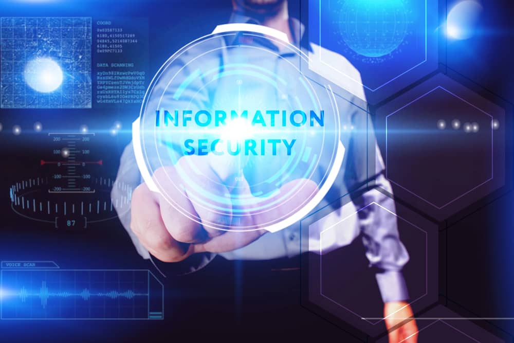 Una mano selecciona un círculo digital que dice "Seguridad de la Información", mostrando un concepto de protección de datos.