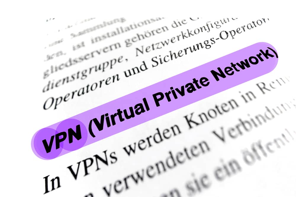 Una imagen de primer plano de una página de texto con la definición de VPN (Virtual Private Network) resaltada en púrpura.