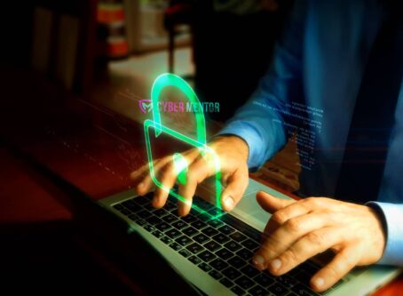 Imagen de manos tecleando en un portátil con un candado digital verde brillante superpuesto, representando las habilidades y cualidades necesarias para trabajar en ciberseguridad.