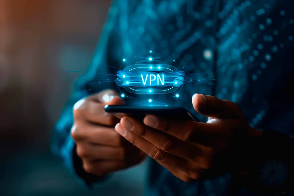 Ilustración de un teléfono inteligente con un icono de VPN brillante flotando sobre él, representando una conexión segura y encriptada a Internet.