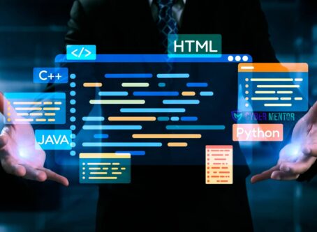Imagen de manos sosteniendo un bloque de código que incluye los lenguajes de programación C++, Java, HTML, Python y otros, representando los lenguajes más útiles en ciberseguridad.