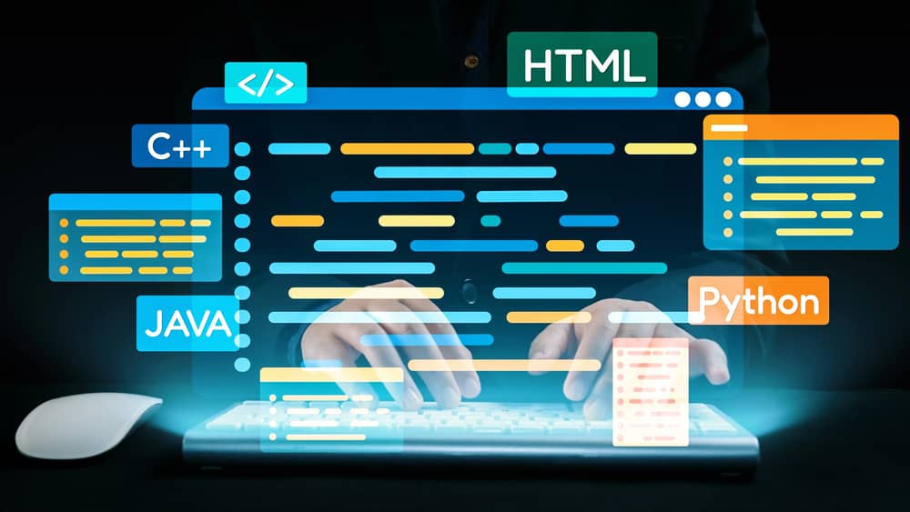 Manos escribiendo código en un teclado, con iconos de lenguajes de programación como C++, Java, HTML y Python flotando sobre el teclado, mostrando la relación entre la programación y la ciberseguridad.