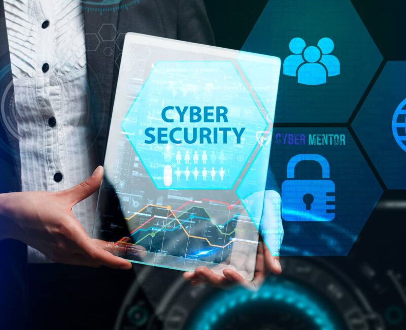 Una persona sostiene una tableta con una interfaz digital que muestra "Ciberseguridad" y otros iconos relacionados con la seguridad informática.