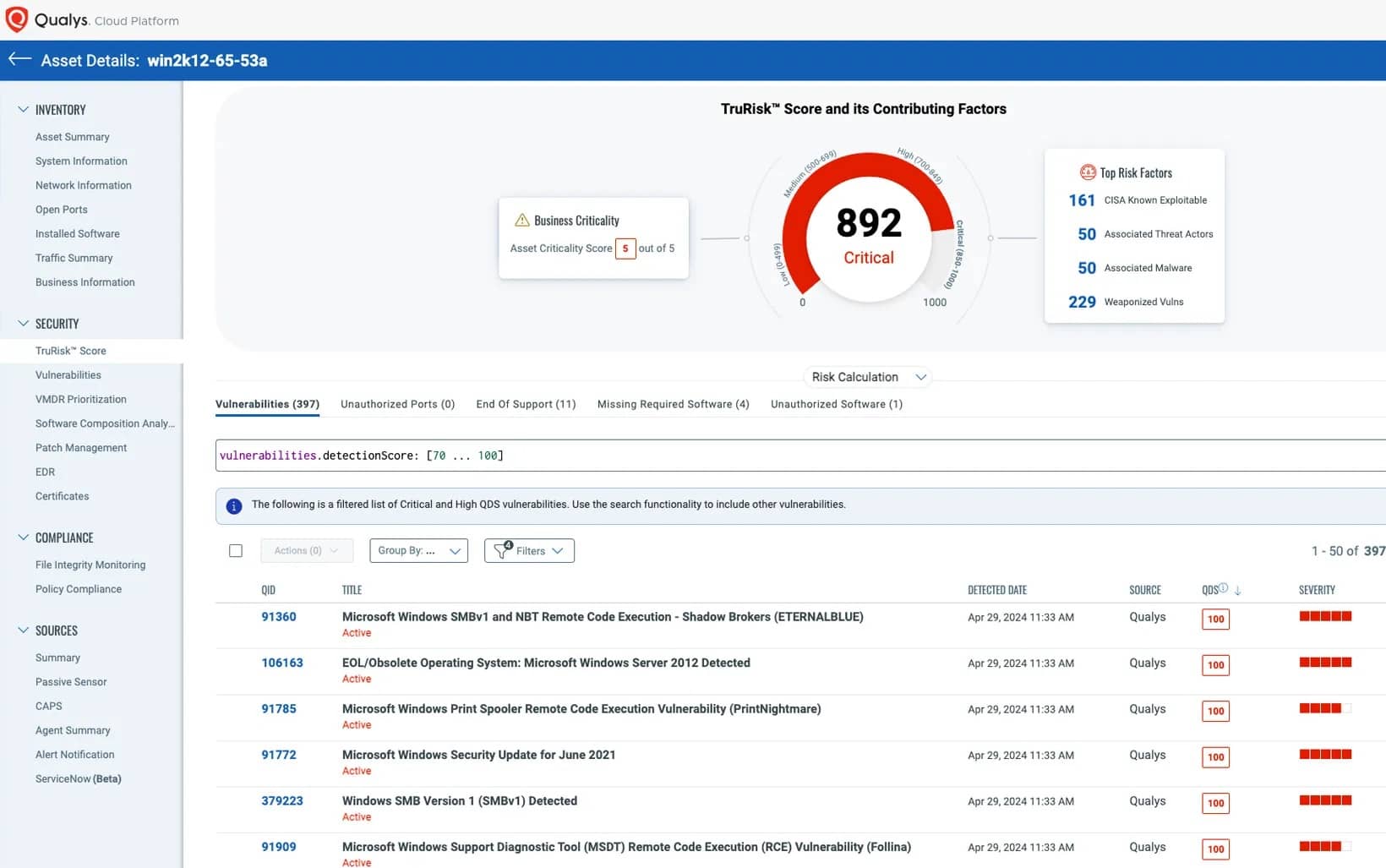 Captura de pantalla de la plataforma Qualys Cloud Platform mostrando detalles de un activo, incluyendo un resumen de la puntuación de riesgo TruRisk, una lista de vulnerabilidades detectadas con sus detalles y severidad, y la información del sistema.