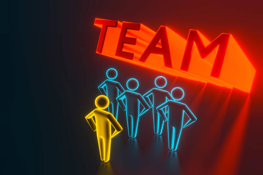Representación gráfica de un Equipo Rojo (Red Team) en ciberseguridad: una figura amarilla destacada entre otras azules bajo la palabra "TEAM" en rojo.