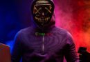 Persona con sudadera morada y máscara que representa al Equipo Morado (Purple Team) en ciberseguridad.