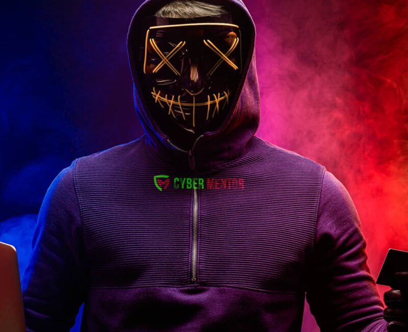 Persona con sudadera morada y máscara que representa al Equipo Morado (Purple Team) en ciberseguridad.