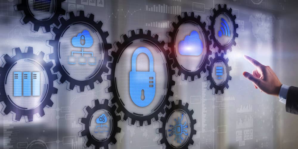 Ilustración de engranajes interconectados representando diferentes aspectos de la seguridad informática (nube, servidor, candado, red), con una mano interactuando con ellos.