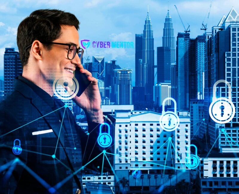 Hombre de negocios sonriente hablando por teléfono móvil, con una superposición de candados y líneas de conexión que representan la ciberseguridad, sobre un fondo de ciudad.