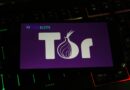 Un teléfono inteligente mostrando el logo de Tor sobre un teclado.