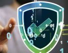 Escudo digital con marca de verificación que simboliza "hardening qué es" y ciberseguridad.