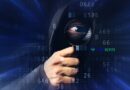 Un primer plano de un ojo detrás de una lupa, con un fondo de código binario digital. La imagen representa la intrusión y vigilancia cibernética, relacionada con los conceptos de snooping y spoofing.
