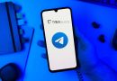 Celular mostrando el logo de Telegram, artículo sobre "Cómo Recuperar Chats Telegram Eliminados Paso a Paso".