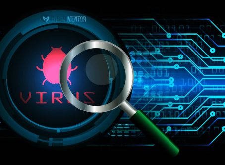 Lupa analizando un ícono de virus en un fondo digital, representando la búsqueda de amenazas que un antivirus no detecta.