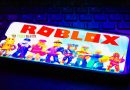 Teléfono mostrando el logo y personajes de Roblox, ilustrando una guía de seguridad sobre los riesgos de los hacks en el juego.