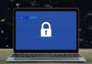 Un portátil moderno muestra un icono de candado de seguridad, planteando la cuestión de si es necesario antivirus en Windows 11.