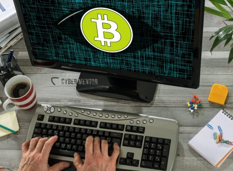 Persona en un escritorio usando un PC infectado por un virus minero de Bitcoin, simbolizado por un ojo en la pantalla.