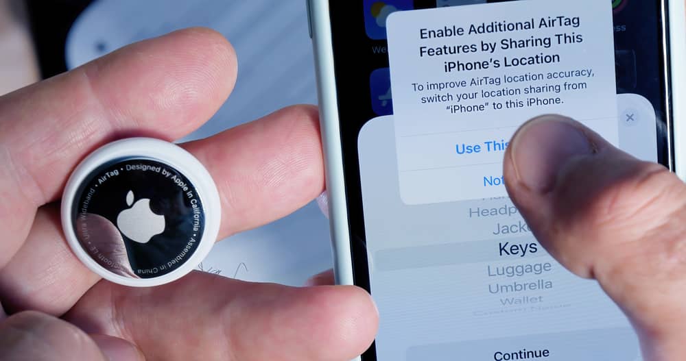 Notificación en un iPhone para detectar un AirTag desconocido.