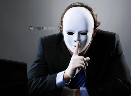 Hombre con máscara pidiendo silencio para representar el anonimato en internet.