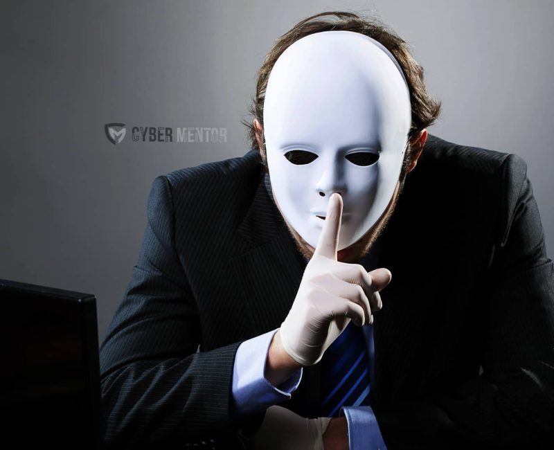 Hombre con máscara pidiendo silencio para representar el anonimato en internet.