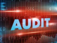 Portada del artículo sobre errores en una auditoría de seguridad, con la palabra AUDIT sobre un fondo de datos digitales.