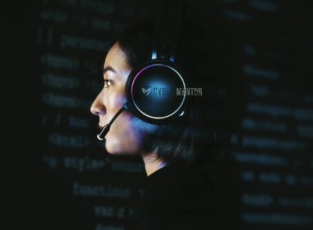 Portada del artículo sobre el Ataque WhisperPair mostrando una mujer con auriculares siendo espiada a través de una señal de Bluetooth hostil de color rojo.