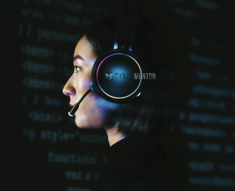 Portada del artículo sobre el Ataque WhisperPair mostrando una mujer con auriculares siendo espiada a través de una señal de Bluetooth hostil de color rojo.